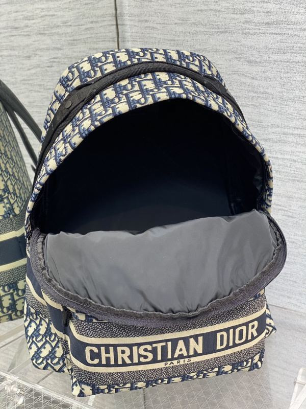 D10r travel backpack