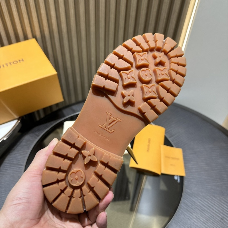 LOU1_TON SNEAKERS(The one with LV letters on the shoe is on the back)