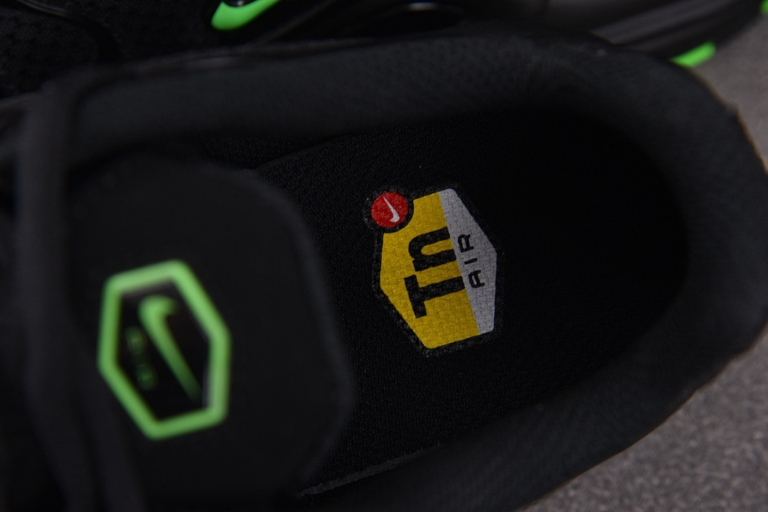 Nike Air Max Plus Black Green Strike - DM0032-024