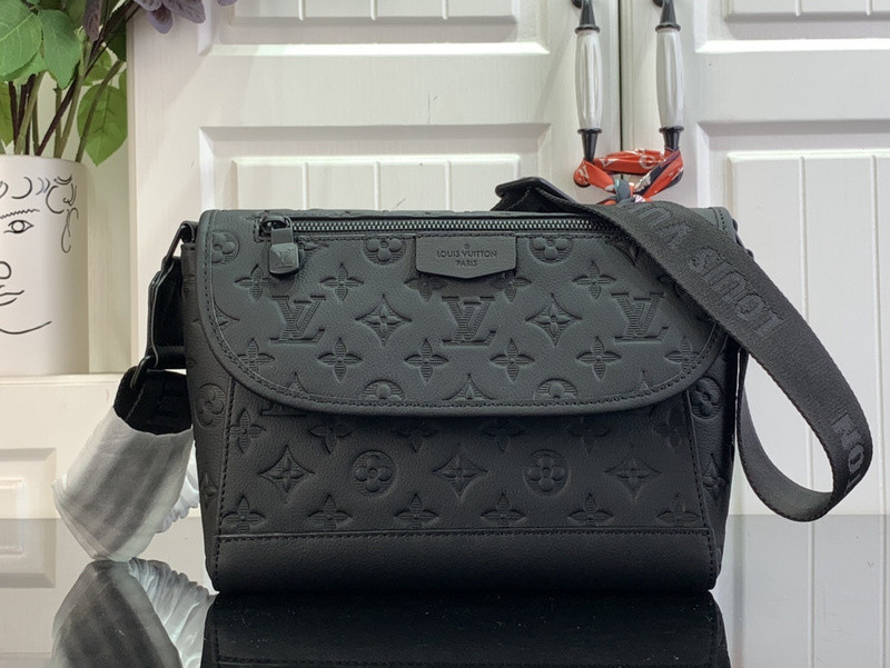 Louis Vuitton messenger