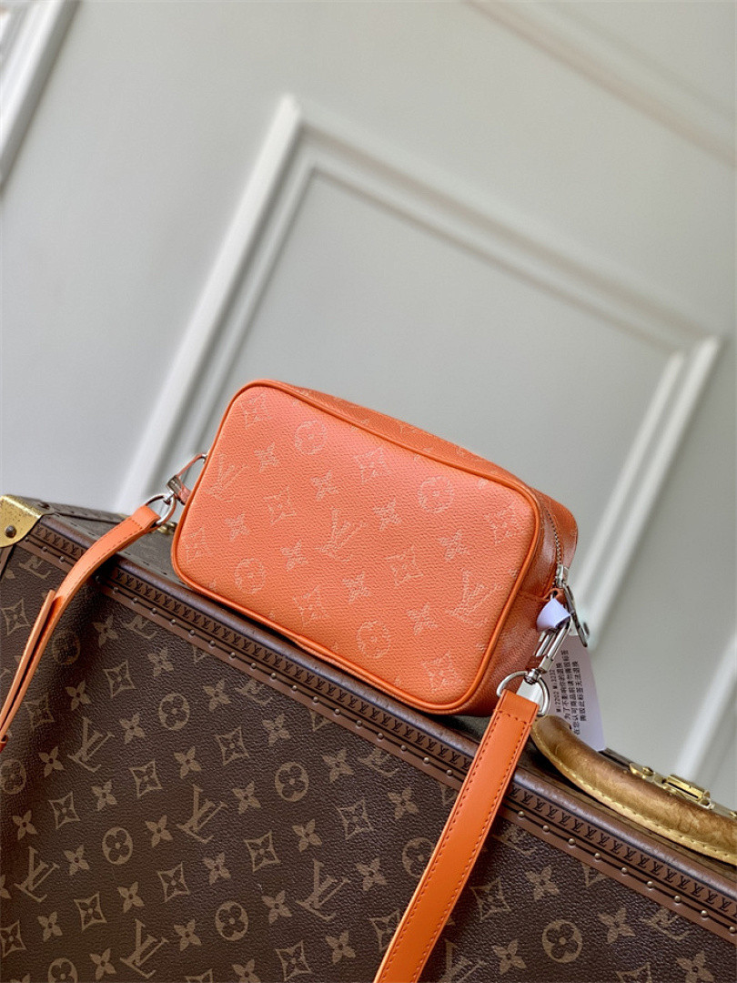 Trocadéro Wearable Wallet M26825