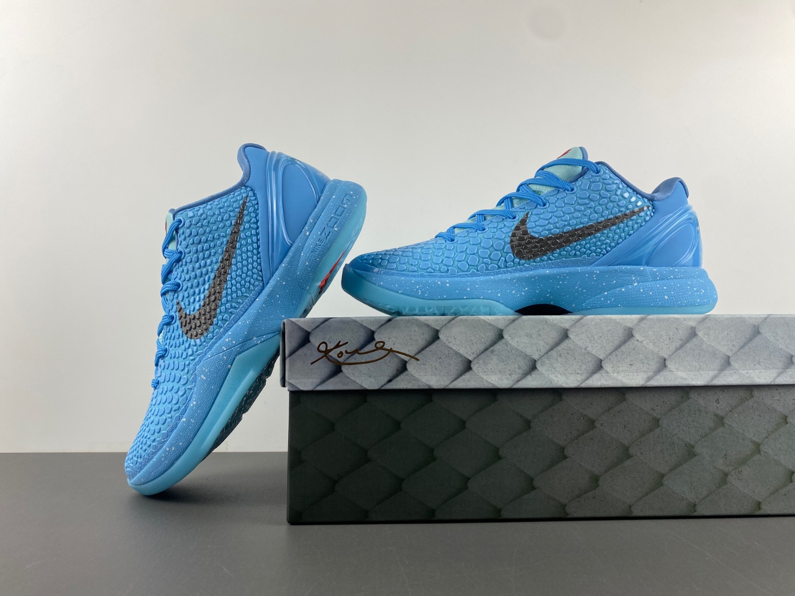 Nike Kobe 6 ice grinch. P.E PE2023-100